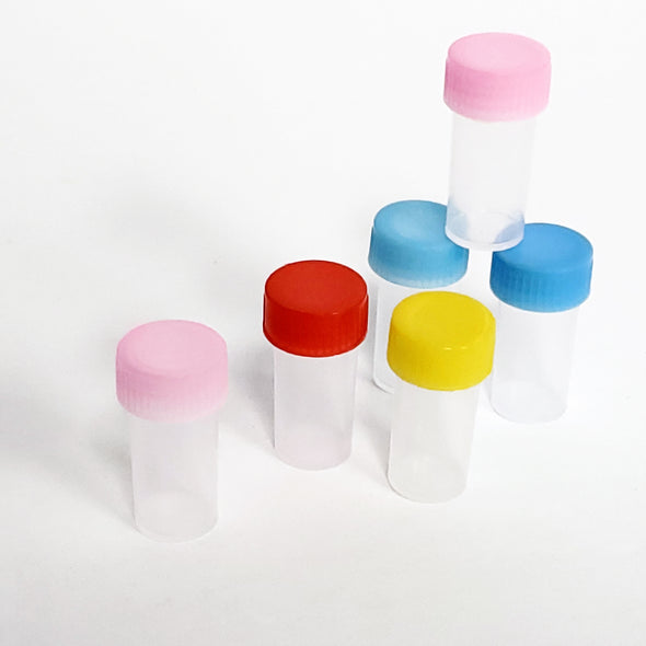 Flacons en plastique avec couvercles de couleurs assorties